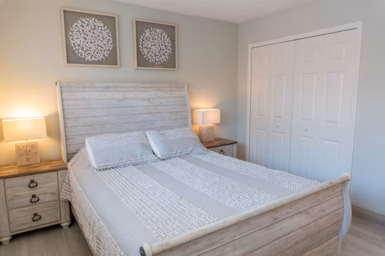 Bedroom 3 (queen bed)