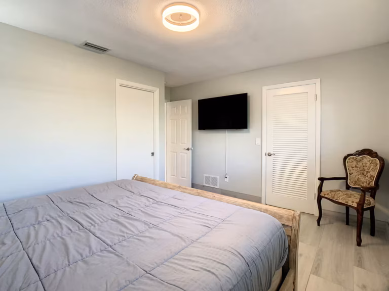 Bedroom 1 (king bed)