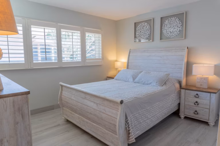 Bedroom 3 (queen bed)
