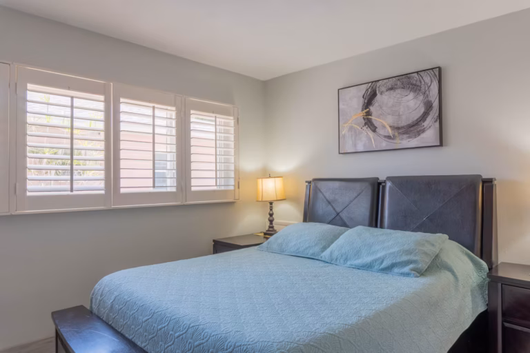 Bedroom 2 (queen bed)