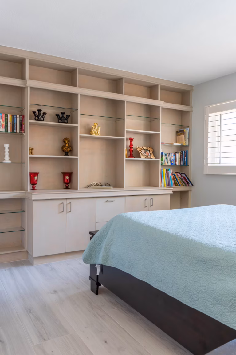 Bedroom 2 (queen bed)