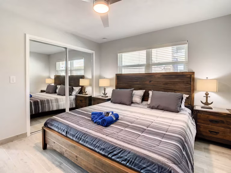 Bedroom 2 (king bed)