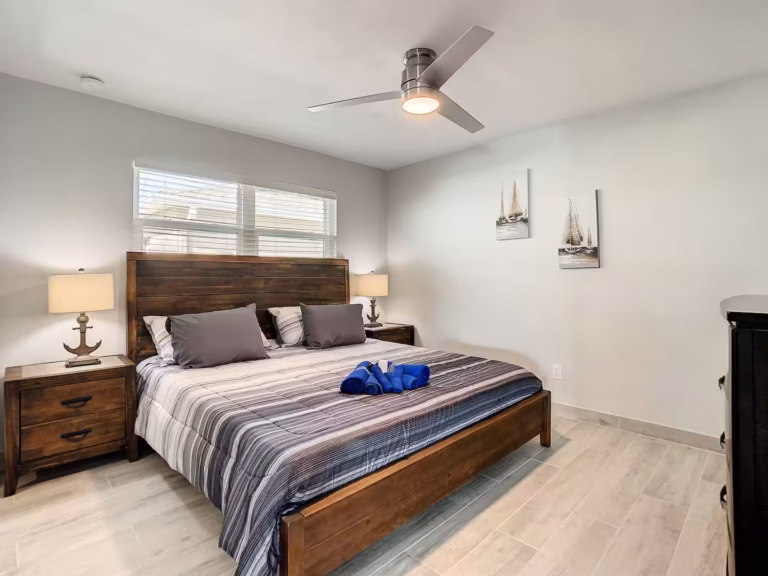 Bedroom 2 (king bed)