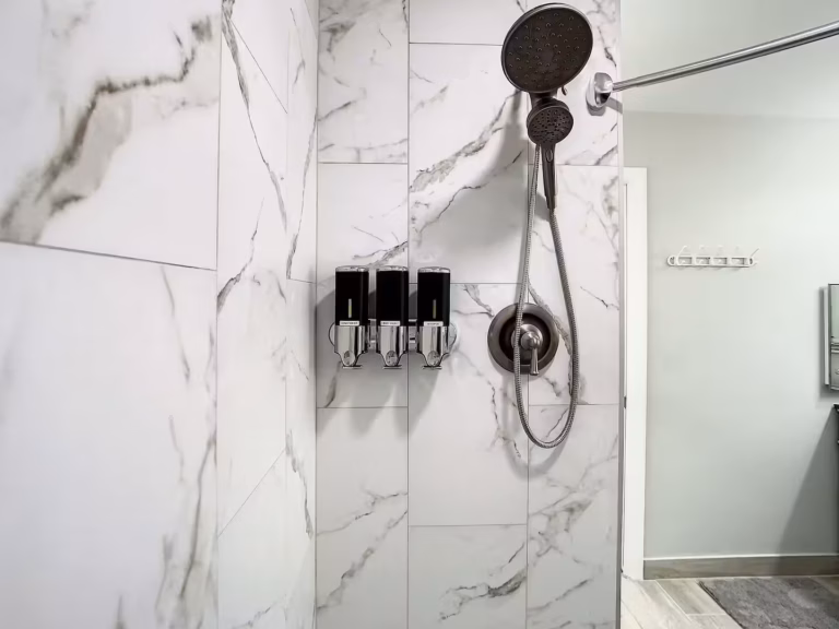 Full bathroom 1