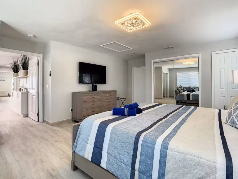 Bedroom 1 (king bed, sofa bed)