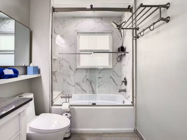 Full bathroom 2