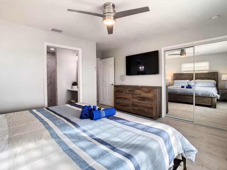 Bedroom 3 (king bed)