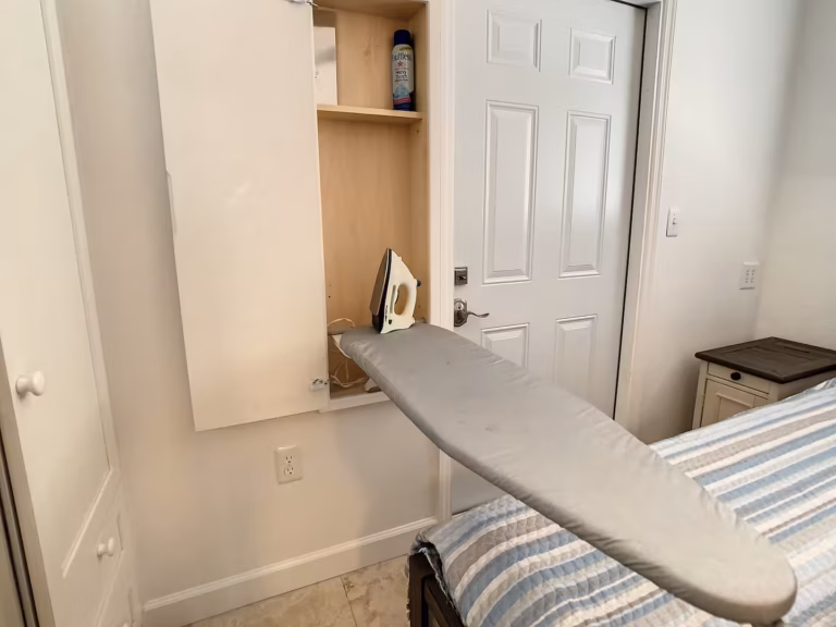 Bedroom 2 (queen bed)