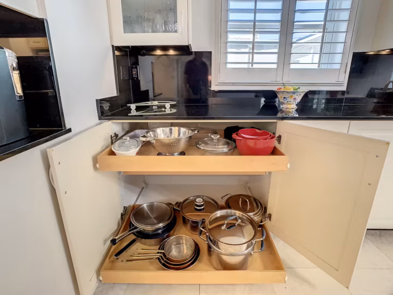 Full kitchen