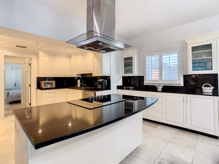 Full kitchen