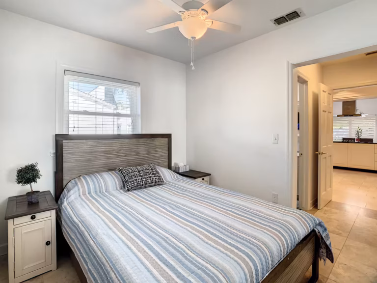 Bedroom 2 (queen bed)