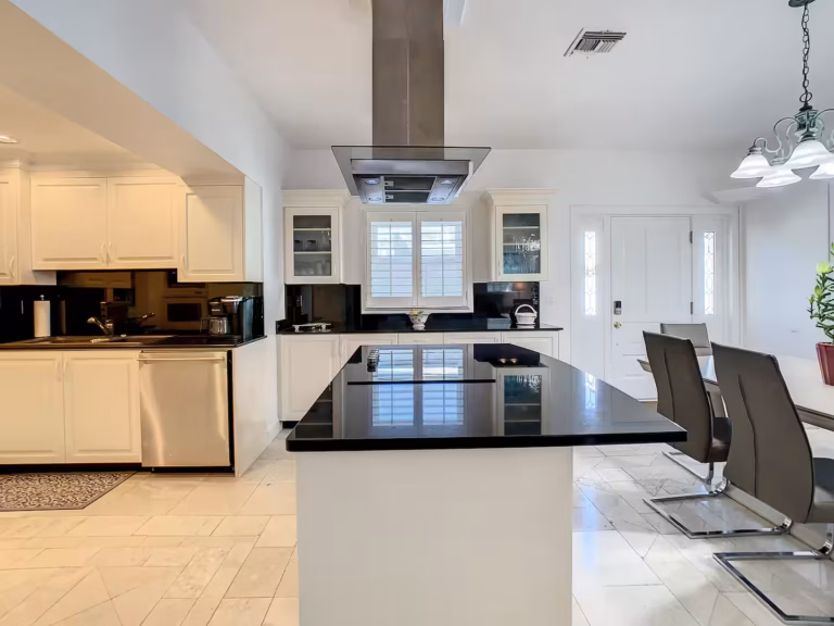 Full kitchen