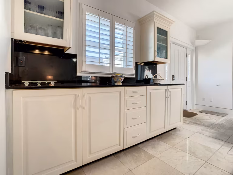Full kitchen