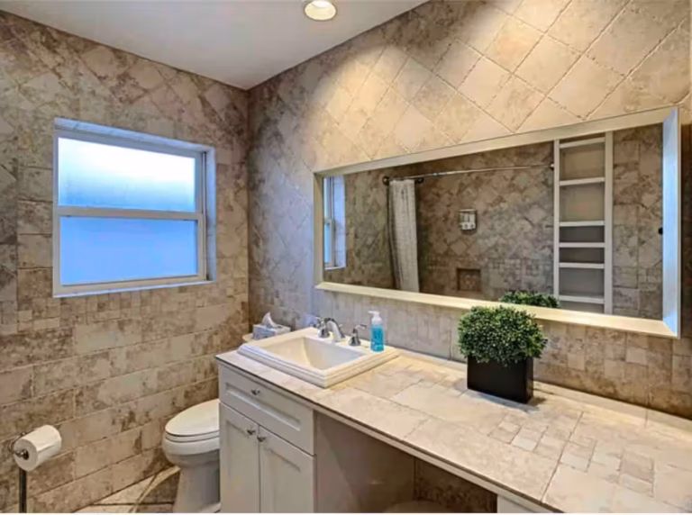 Full bathroom 2