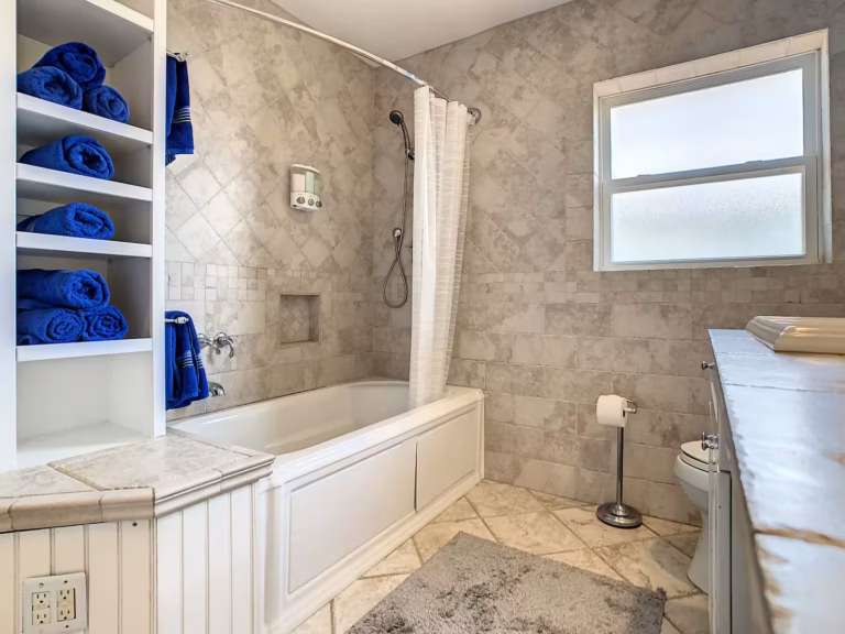 Full bathroom 2