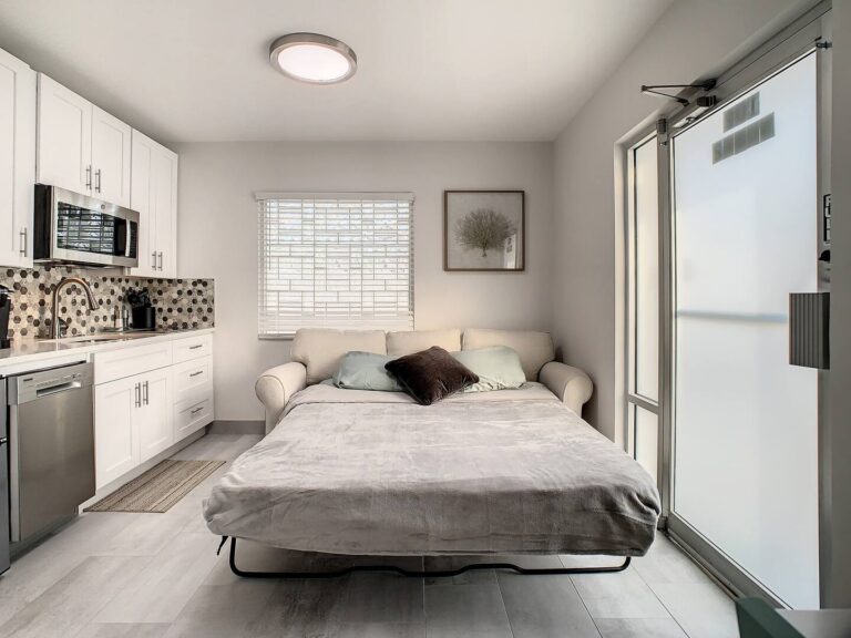 Living room (with sofa bed)